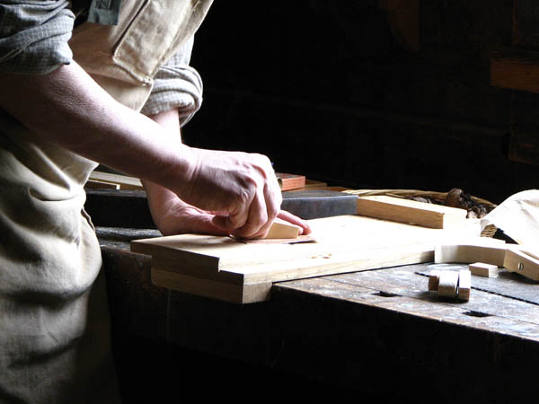 Ofrecemos un servicio de <strong>carpintería  de madera y ebanistería en Orís</strong> adaptado a las necesidades del <strong>cliente</strong>.
